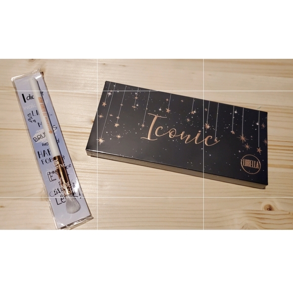 ☆NEW & Sealed Iconic Palette & Brush☆ - Picture 1 of 4